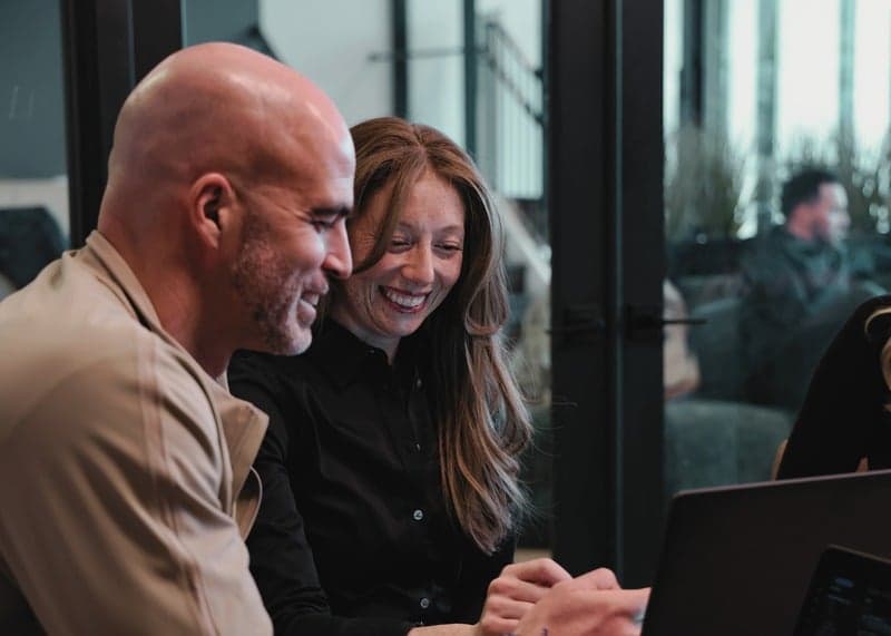 A Cōr Advocate working with a client